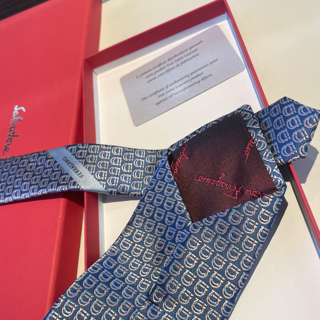 🌾 配包装 菲拉格慕男士新款领带系列👔👔，让男士可以充分展示自己个性。100%顶级斜纹真丝手工定制‼