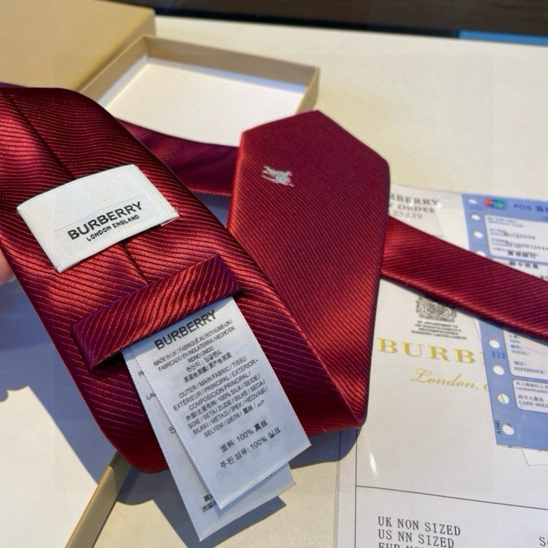 B家专柜同步领带出货啦‼️‼️巴宝莉新款👔👔，稀有😻😻展现精湛手工与时尚优雅的理想选择，这款采用B家最具