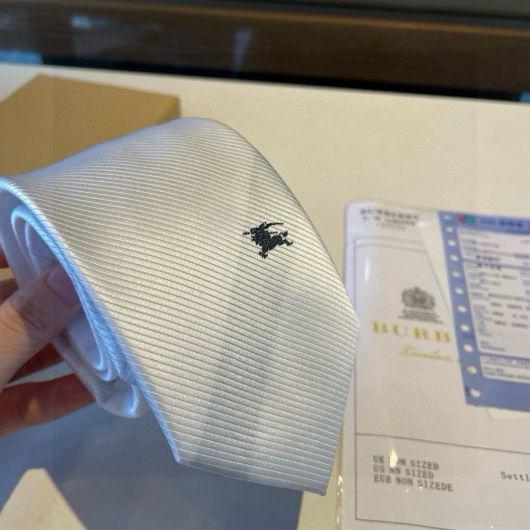 B家专柜同步领带出货啦‼️‼️巴宝莉新款👔👔，稀有😻😻展现精湛手工与时尚优雅的理想选择，这款采用B家最具