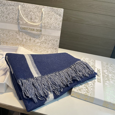 这款海军蓝色围巾来自 Ski 系列,饰以白色“DIOR”标志条形图案。采用双层羊毛和羊绒混纺精心制作,搭配流苏饰边。富有 这款海军蓝色围巾来自 Ski 系列,饰以白色“DIOR”标志条形图案。采用双层羊毛和羊绒混纺精心制作,搭配流苏饰边。富有