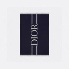 这款海军蓝色围巾来自 Ski 系列,饰以白色“DIOR”标志条形图案。采用双层羊毛和羊绒混纺精心制作,搭配流苏饰边。富有 这款海军蓝色围巾来自 Ski 系列,饰以白色“DIOR”标志条形图案。采用双层羊毛和羊绒混纺精心制作,搭配流苏饰边。富有