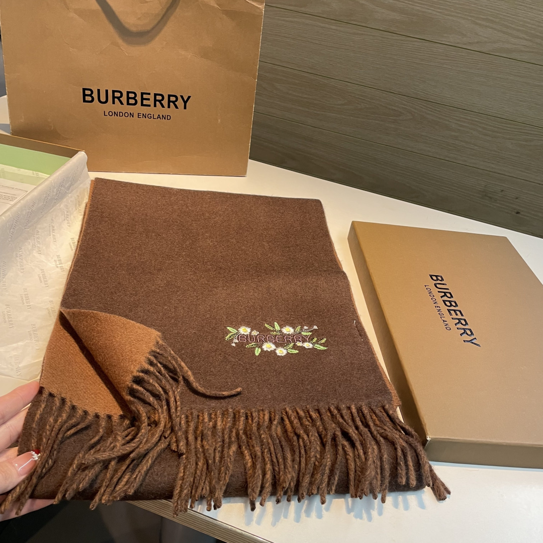 Burberry · 巴宝莉双面围巾❗好看的要疯掉了，太有型太有魅力了❗❗非常斯文时尚的秋冬单品！真的很喜欢，非常Cla
