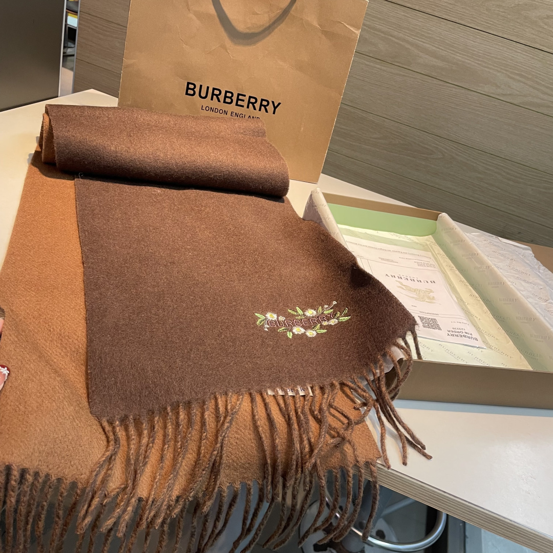 Burberry · 巴宝莉双面围巾❗好看的要疯掉了，太有型太有魅力了❗❗非常斯文时尚的秋冬单品！真的很喜欢，非常Cla