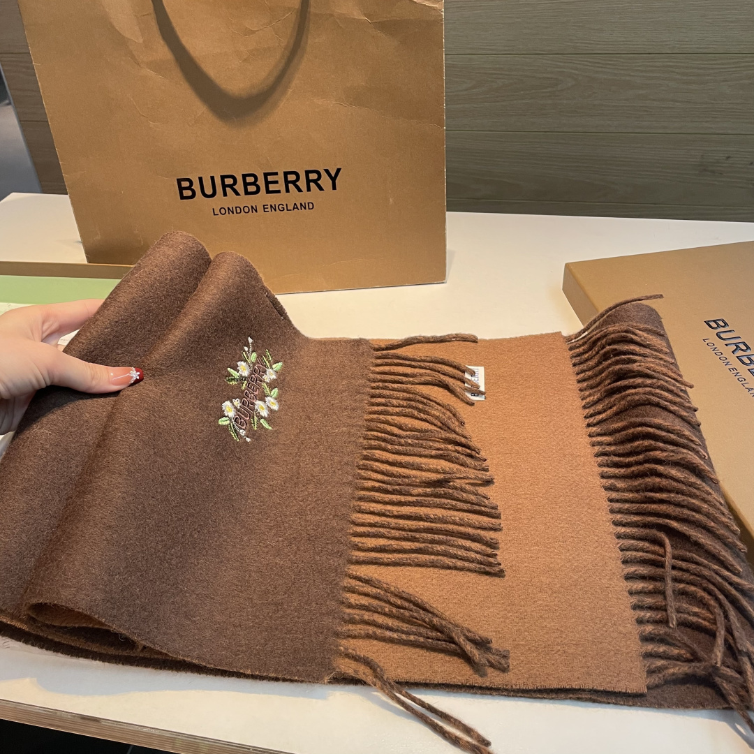 Burberry · 巴宝莉双面围巾❗好看的要疯掉了，太有型太有魅力了❗❗非常斯文时尚的秋冬单品！真的很喜欢，非常Cla