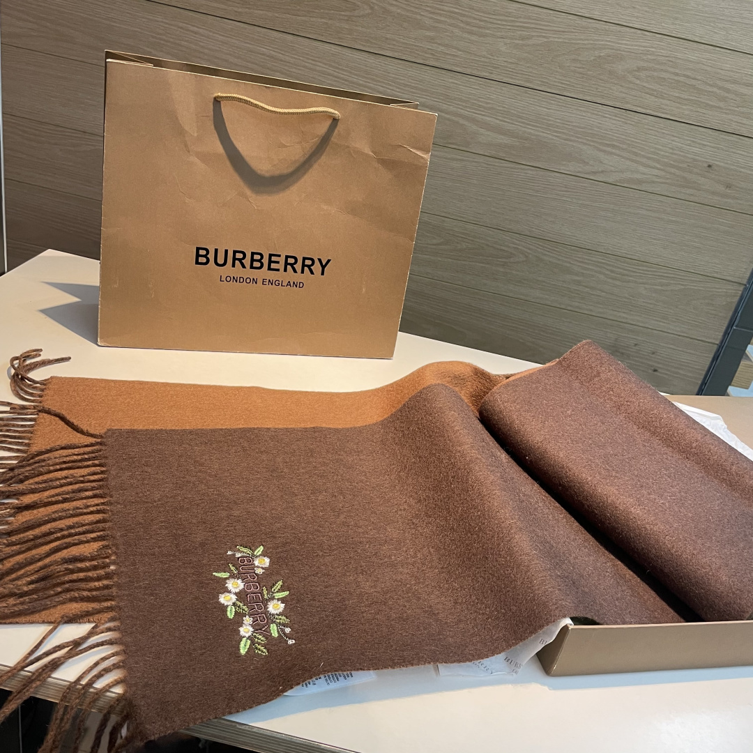 Burberry · 巴宝莉双面围巾❗好看的要疯掉了，太有型太有魅力了❗❗非常斯文时尚的秋冬单品！真的很喜欢，非常Cla