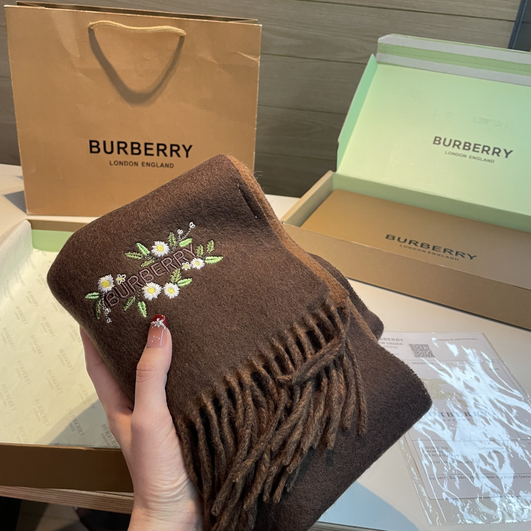 Burberry · 巴宝莉双面围巾❗好看的要疯掉了，太有型太有魅力了❗❗非常斯文时尚的秋冬单品！真的很喜欢，非常Cla
