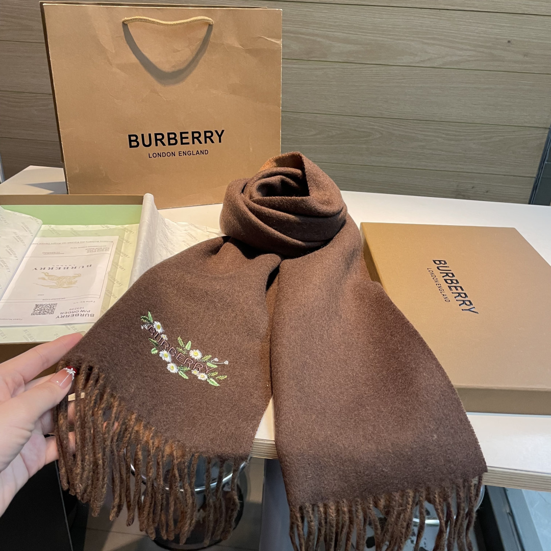 Burberry · 巴宝莉双面围巾❗好看的要疯掉了，太有型太有魅力了❗❗非常斯文时尚的秋冬单品！真的很喜欢，非常Cla