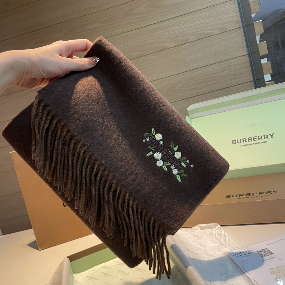 Burberry · 巴宝莉双面围巾❗好看的要疯掉了，太有型太有魅力了❗❗非常斯文时尚的秋冬单品！真的很喜欢，非常Cla
