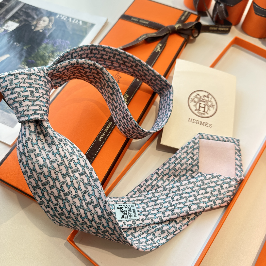 🌾 男士新款印花领带系列【百变搭扣领带】👔👔，稀有😻😻H家每年都有一千条不同印花的领带面世，从最初的多以