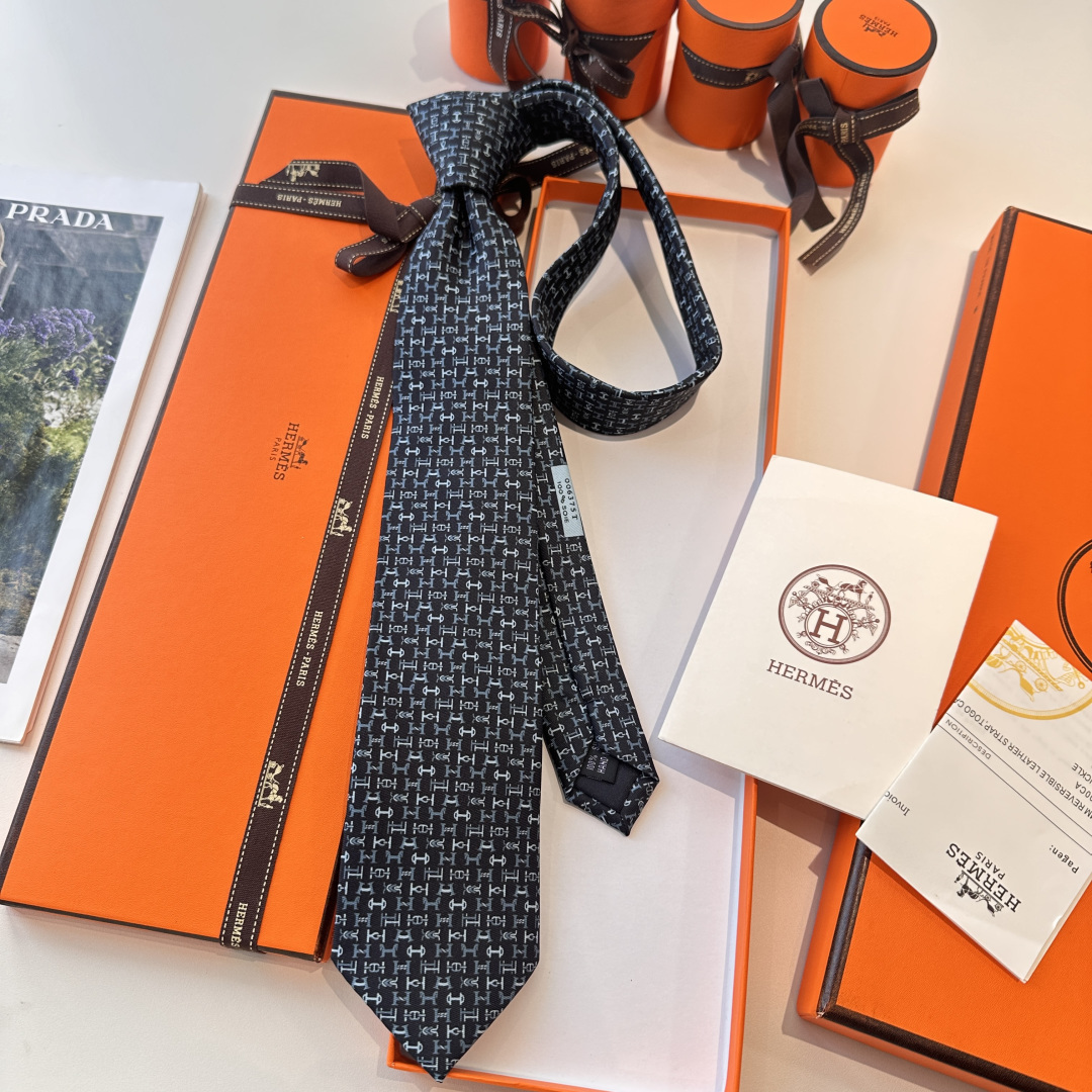 🌾 男士新款印花领带系列【百变搭扣领带】👔👔，稀有😻😻H家每年都有一千条不同印花的领带面世，从最初的多以