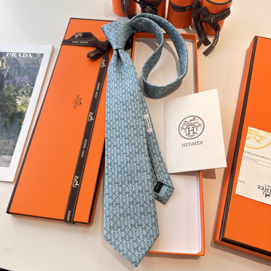 🌾 男士新款印花领带系列【百变搭扣领带】👔👔，稀有😻😻H家每年都有一千条不同印花的领带面世，从最初的多以