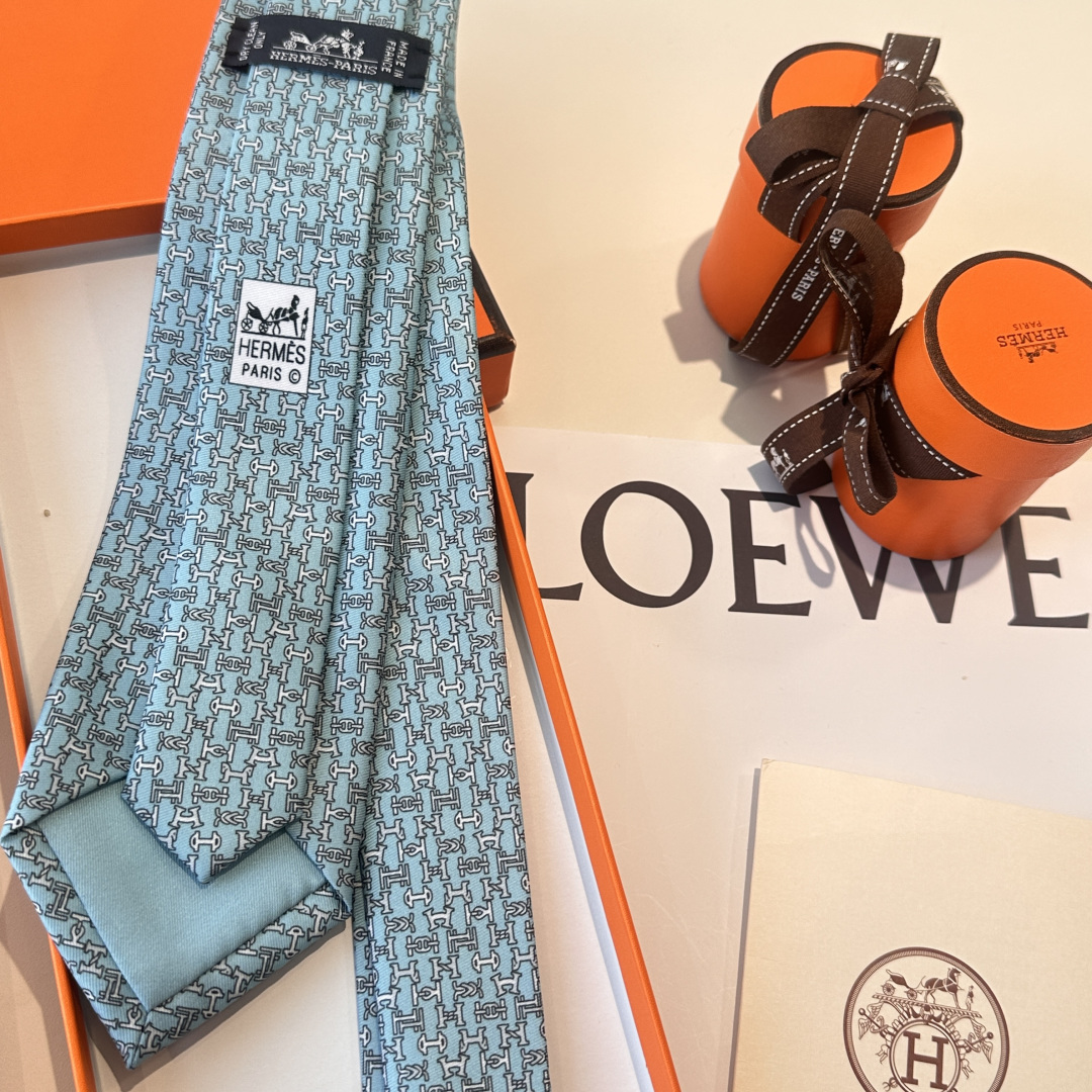 🌾 男士新款印花领带系列【百变搭扣领带】👔👔，稀有😻😻H家每年都有一千条不同印花的领带面世，从最初的多以