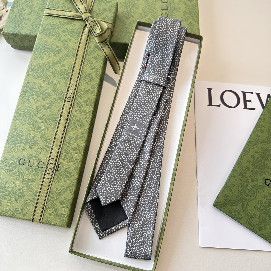 特 2025早秋系列革新演绎品牌标志性符号和设计元素。这款领带以马衔扣桑蚕丝提花面料匠心打造，意在突显G