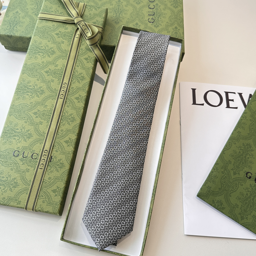 特 2025早秋系列革新演绎品牌标志性符号和设计元素。这款领带以马衔扣桑蚕丝提花面料匠心打造，意在突显G