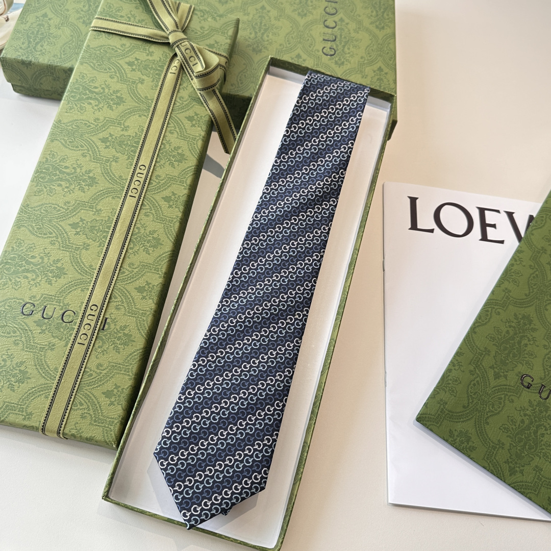 特 2025早秋系列革新演绎品牌标志性符号和设计元素。这款领带以马衔扣桑蚕丝提花面料匠心打造，意在突显G