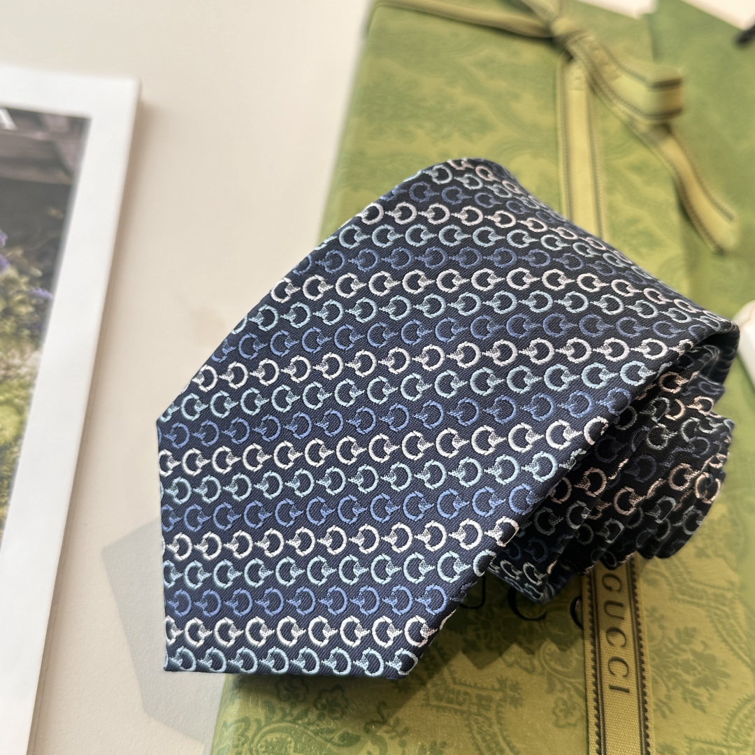 特 2025早秋系列革新演绎品牌标志性符号和设计元素。这款领带以马衔扣桑蚕丝提花面料匠心打造，意在突显G
