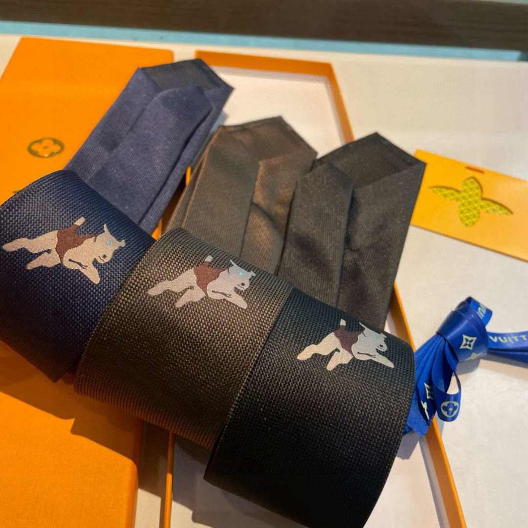 JumPing Dog 领带以细腻桑蚕丝展现品牌与 Tyler 携手的创意结晶。当季谐趣吉祥物跃现领结，