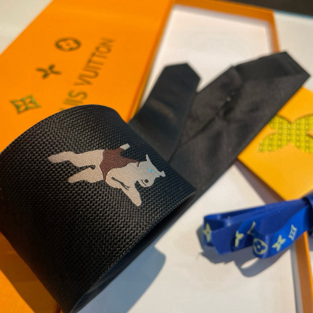 JumPing Dog 领带以细腻桑蚕丝展现品牌与 Tyler 携手的创意结晶。当季谐趣吉祥物跃现领结，