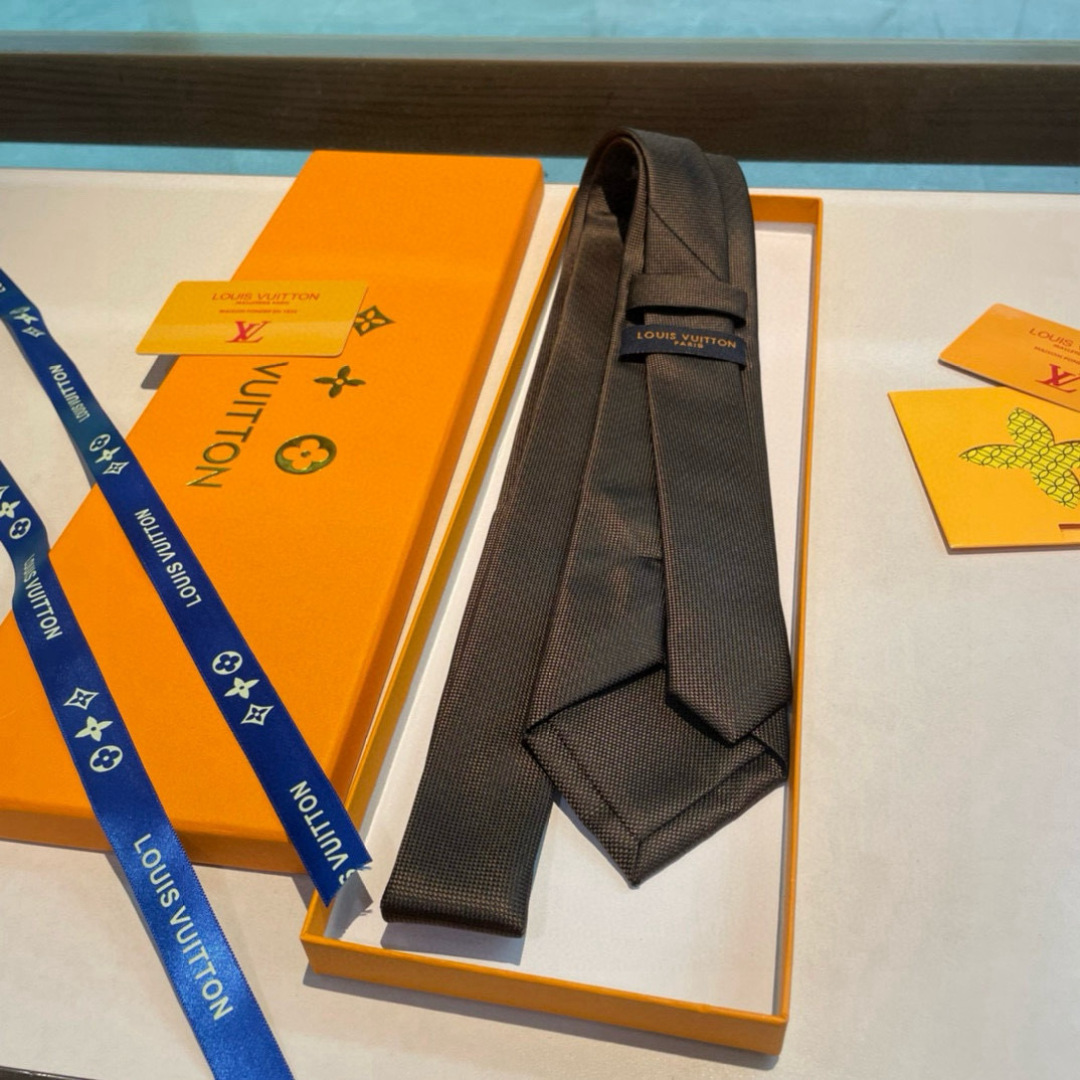 JumPing Dog 领带以细腻桑蚕丝展现品牌与 Tyler 携手的创意结晶。当季谐趣吉祥物跃现领结，