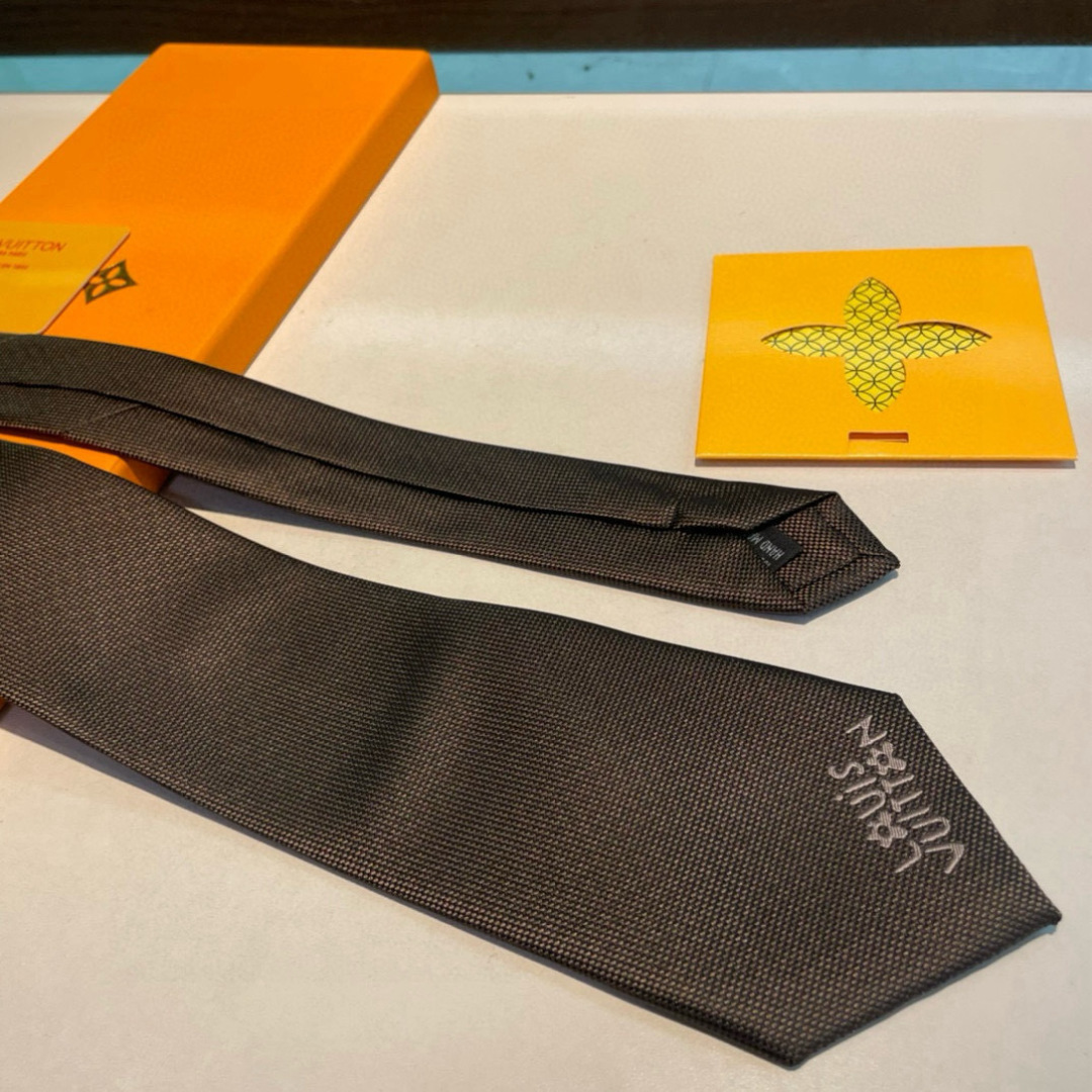 JumPing Dog 领带以细腻桑蚕丝展现品牌与 Tyler 携手的创意结晶。当季谐趣吉祥物跃现领结，