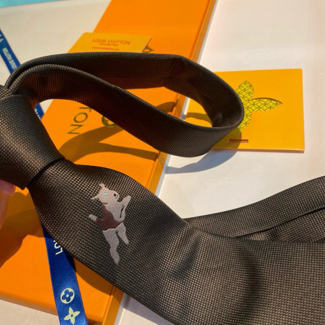 JumPing Dog 领带以细腻桑蚕丝展现品牌与 Tyler 携手的创意结晶。当季谐趣吉祥物跃现领结，