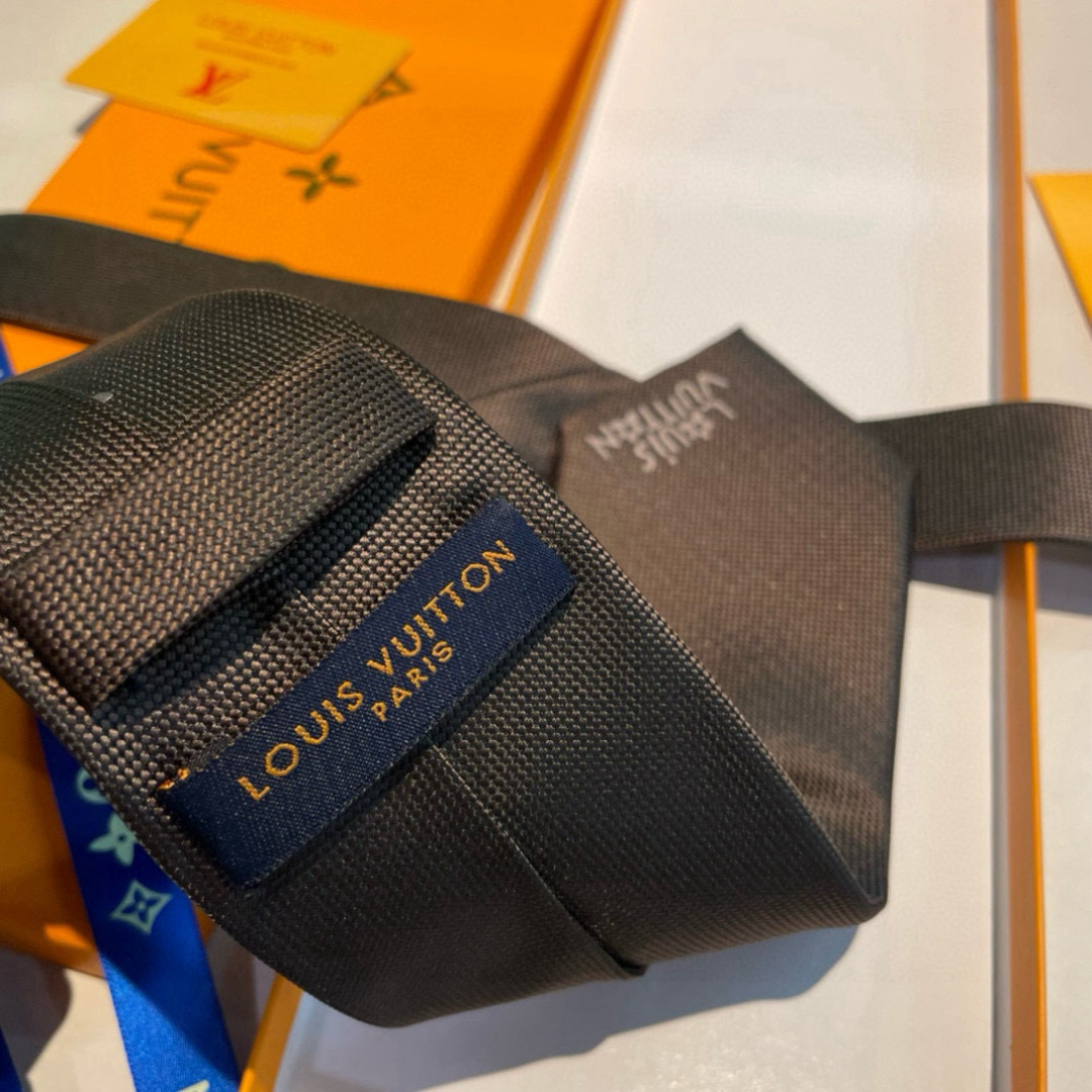 JumPing Dog 领带以细腻桑蚕丝展现品牌与 Tyler 携手的创意结晶。当季谐趣吉祥物跃现领结，