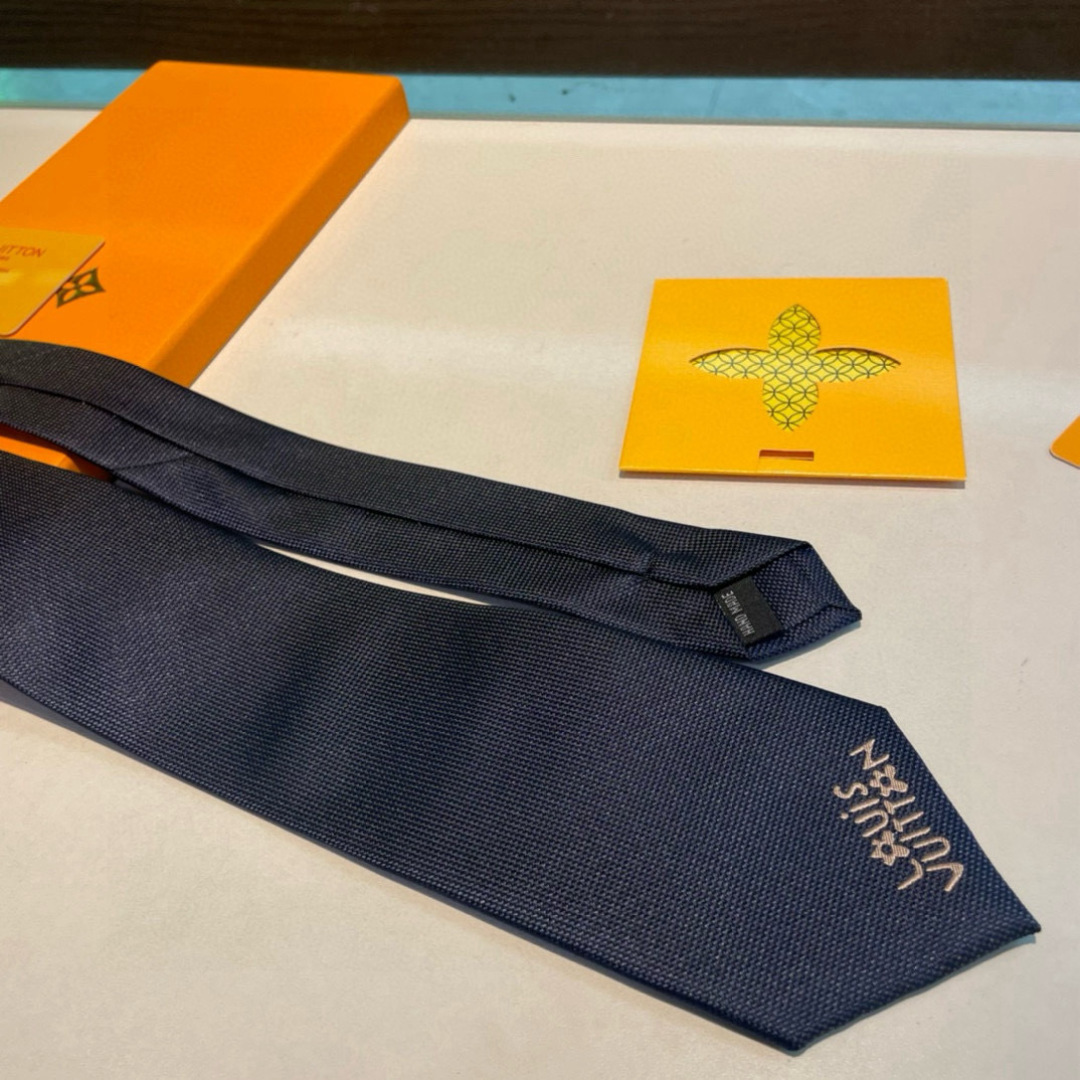 JumPing Dog 领带以细腻桑蚕丝展现品牌与 Tyler 携手的创意结晶。当季谐趣吉祥物跃现领结，