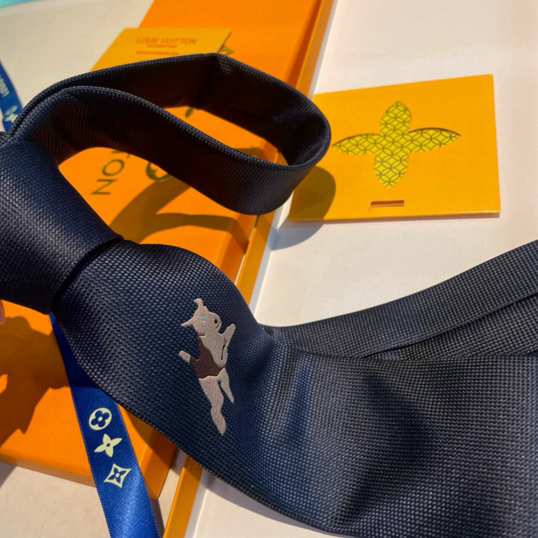 JumPing Dog 领带以细腻桑蚕丝展现品牌与 Tyler 携手的创意结晶。当季谐趣吉祥物跃现领结，