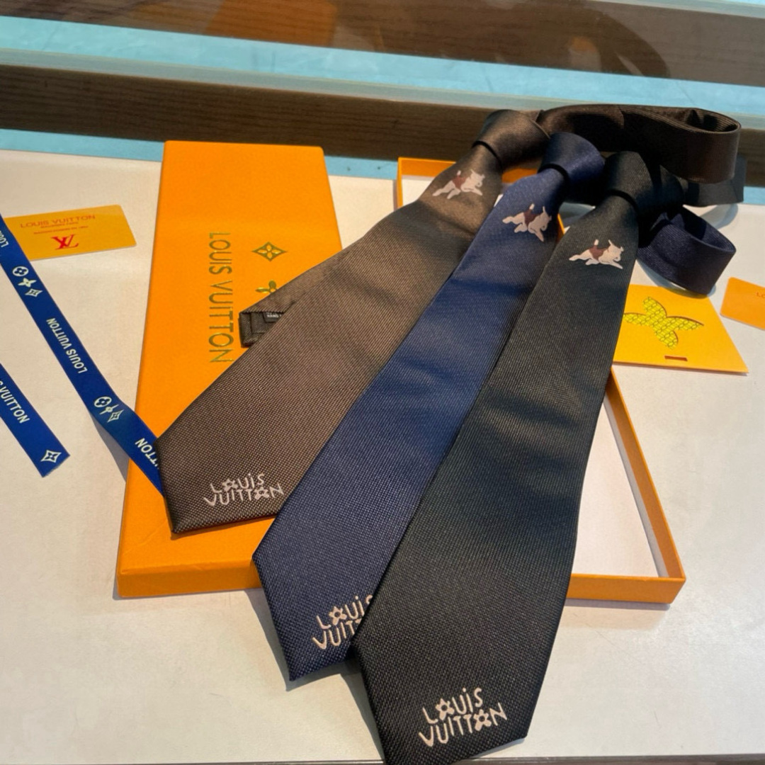 JumPing Dog 领带以细腻桑蚕丝展现品牌与 Tyler 携手的创意结晶。当季谐趣吉祥物跃现领结，