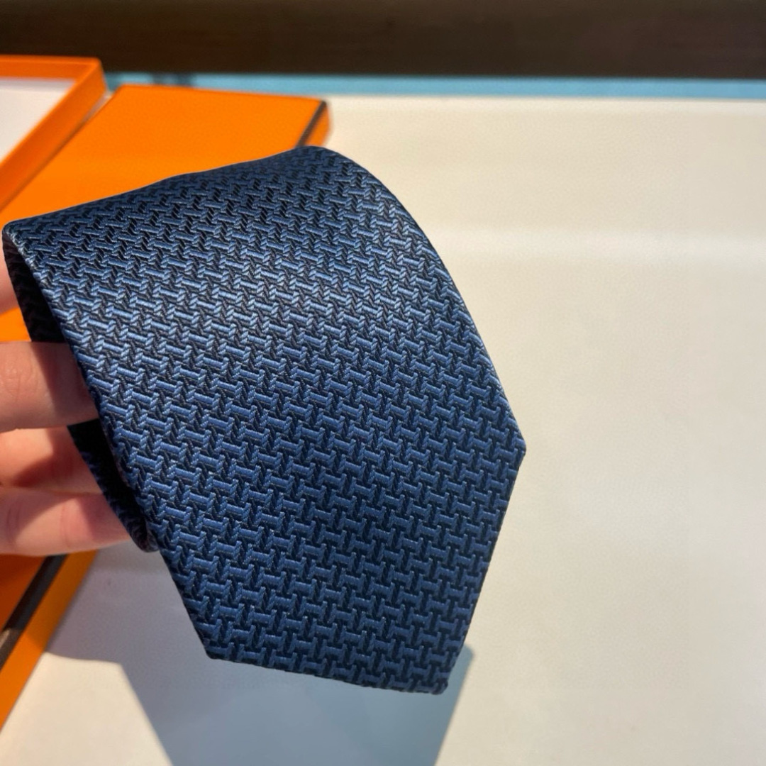 爱马仕H字母男士新款领带系列👔👔，让男士可以充分展示自己个性。100%顶级斜纹真丝手工定制‼