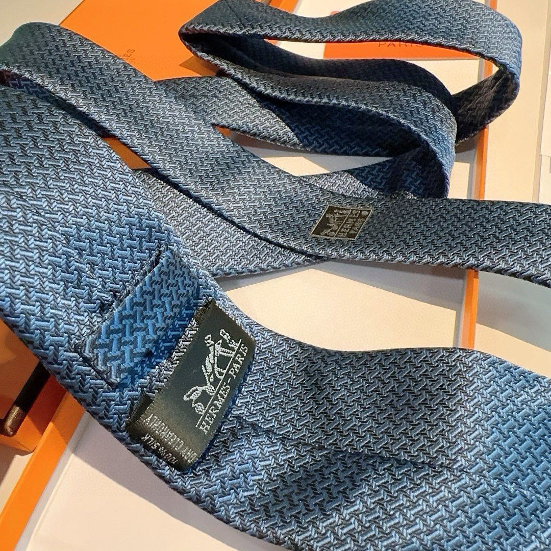 爱马仕H字母男士新款领带系列👔👔，让男士可以充分展示自己个性。100%顶级斜纹真丝手工定制‼