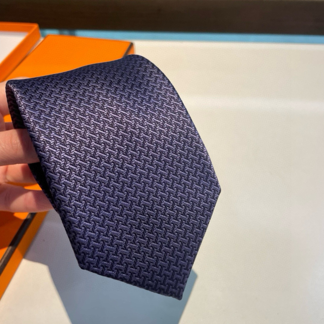 爱马仕H字母男士新款领带系列👔👔，让男士可以充分展示自己个性。100%顶级斜纹真丝手工定制‼