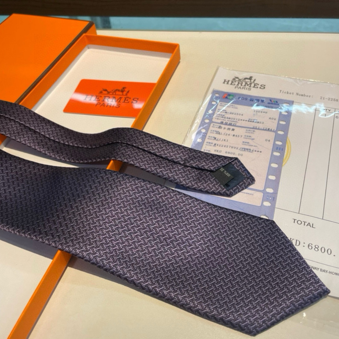 爱马仕H字母男士新款领带系列👔👔，让男士可以充分展示自己个性。100%顶级斜纹真丝手工定制‼