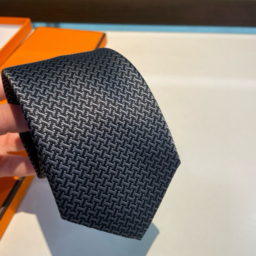 爱马仕H字母男士新款领带系列👔👔，让男士可以充分展示自己个性。100%顶级斜纹真丝手工定制‼