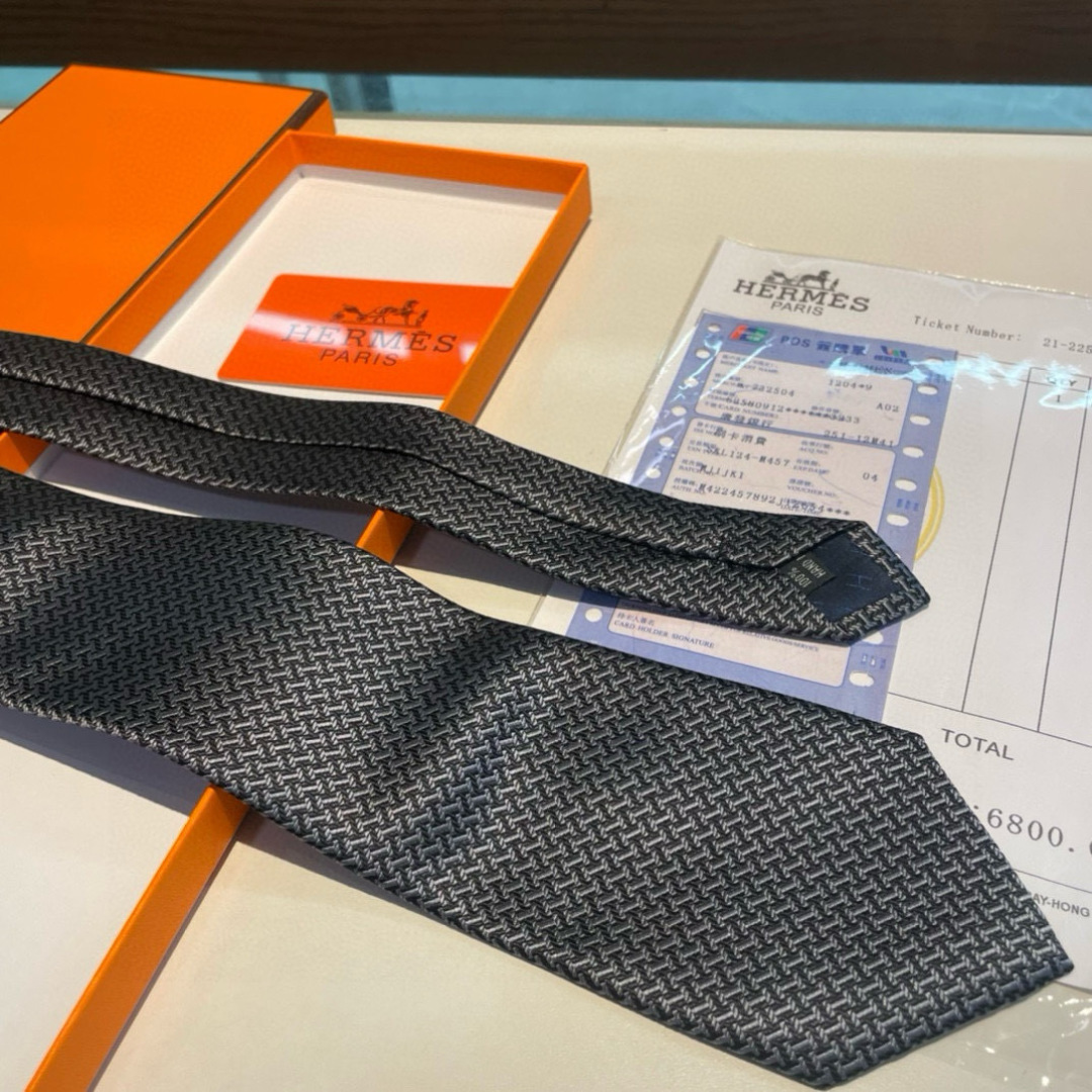 爱马仕H字母男士新款领带系列👔👔，让男士可以充分展示自己个性。100%顶级斜纹真丝手工定制‼