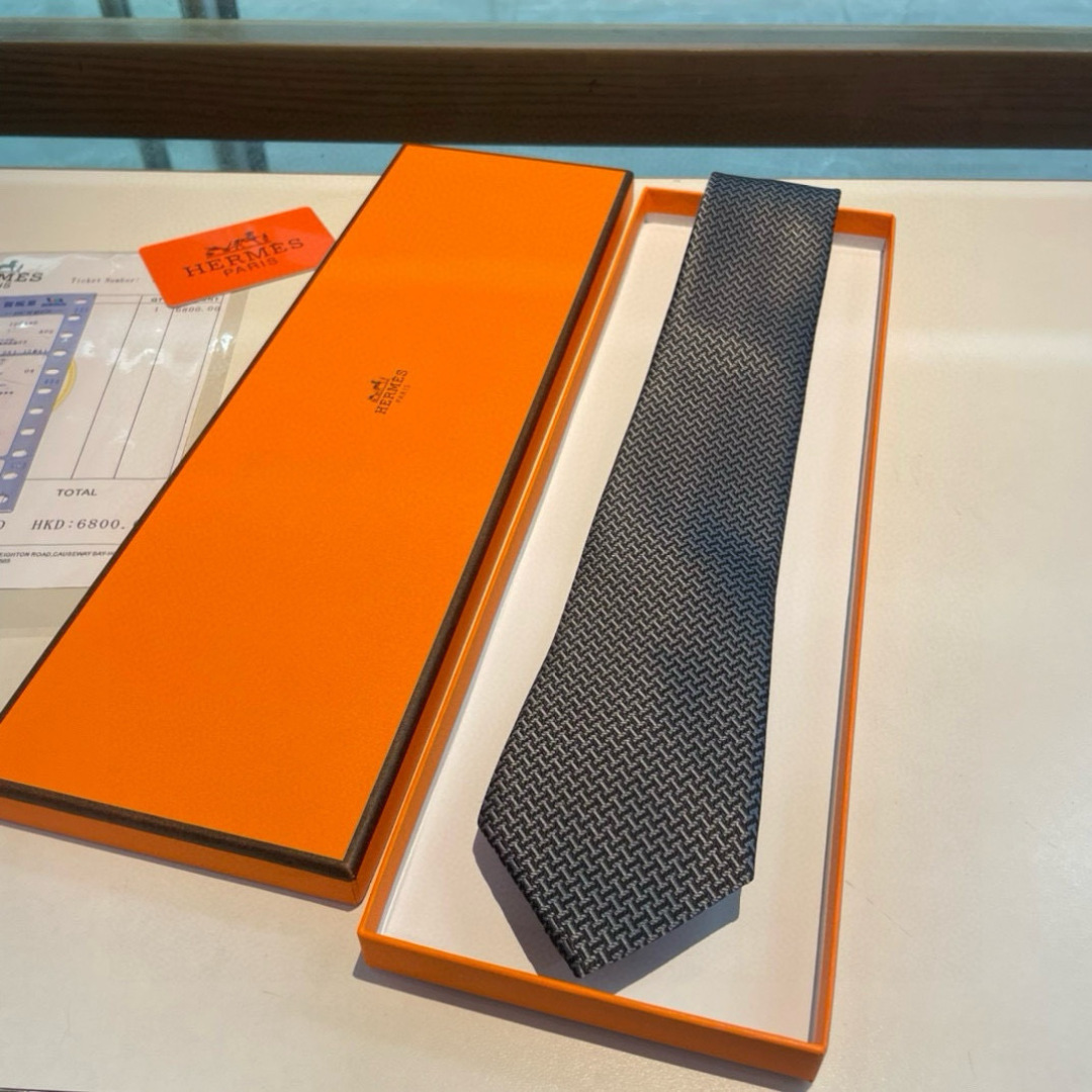 爱马仕H字母男士新款领带系列👔👔，让男士可以充分展示自己个性。100%顶级斜纹真丝手工定制‼