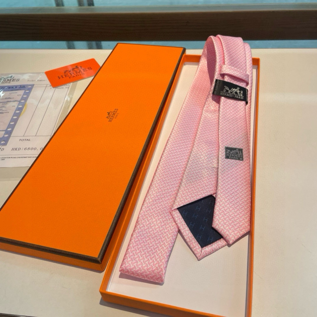 爱马仕H字母男士新款领带系列👔👔，让男士可以充分展示自己个性。100%顶级斜纹真丝手工定制‼