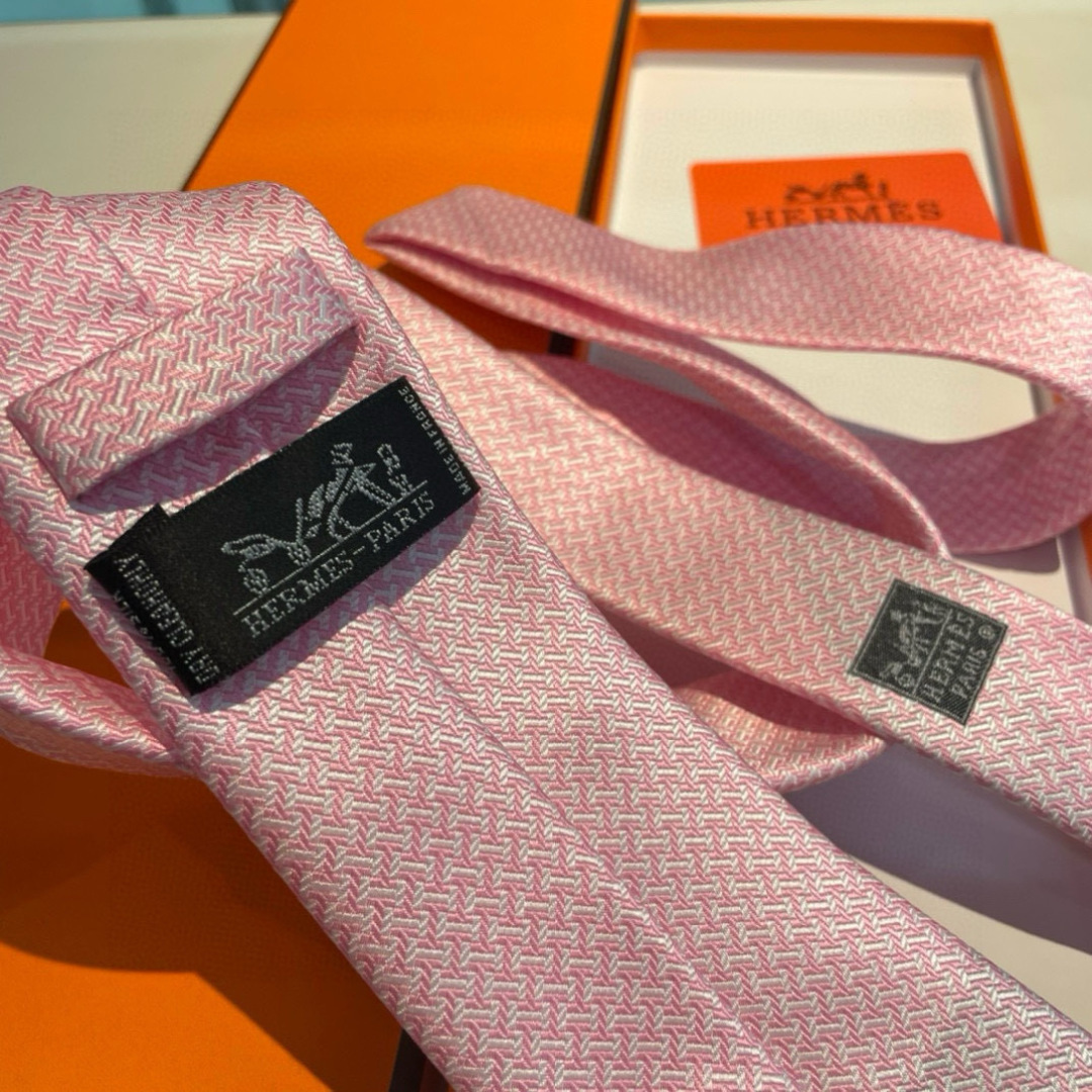 爱马仕H字母男士新款领带系列👔👔，让男士可以充分展示自己个性。100%顶级斜纹真丝手工定制‼