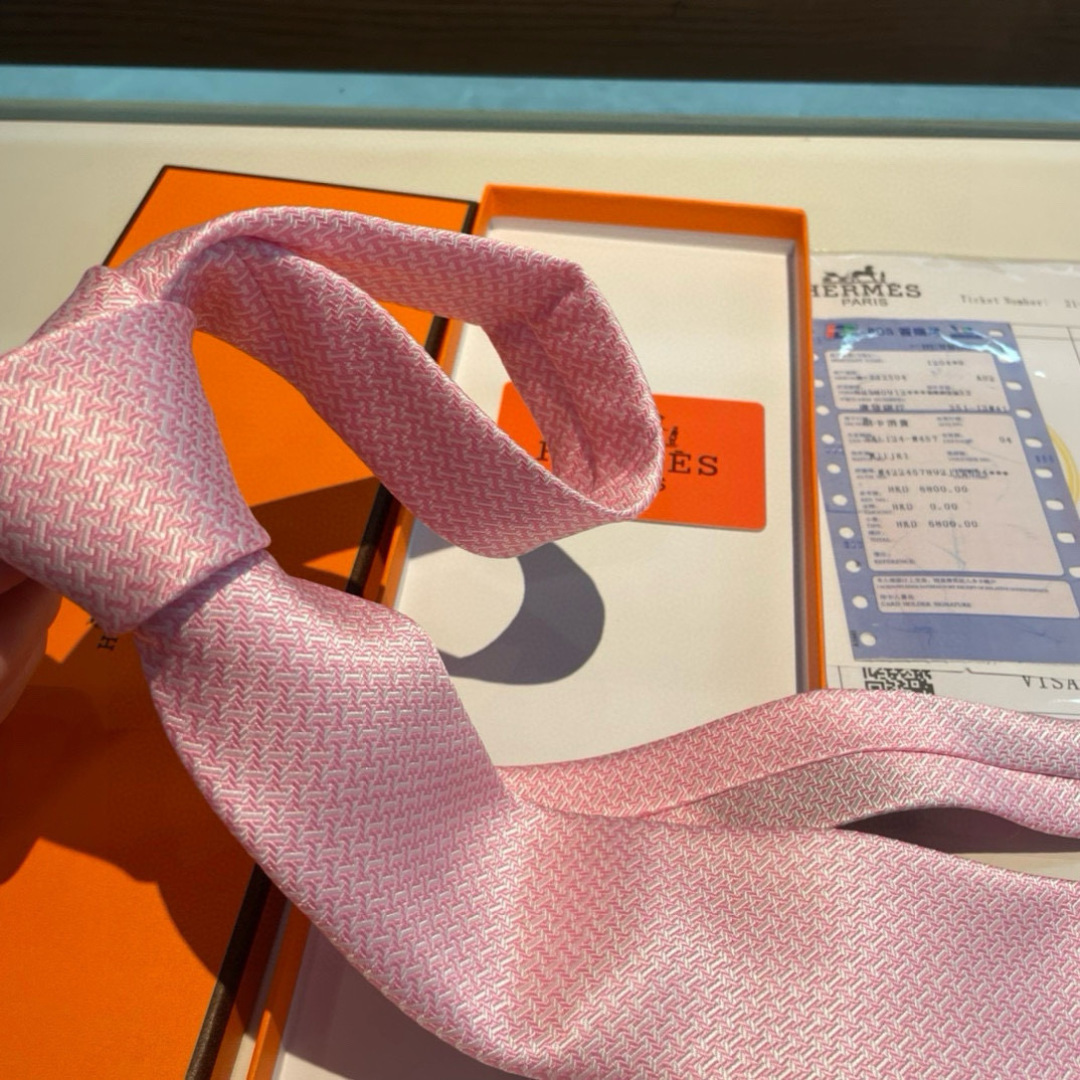 爱马仕H字母男士新款领带系列👔👔，让男士可以充分展示自己个性。100%顶级斜纹真丝手工定制‼