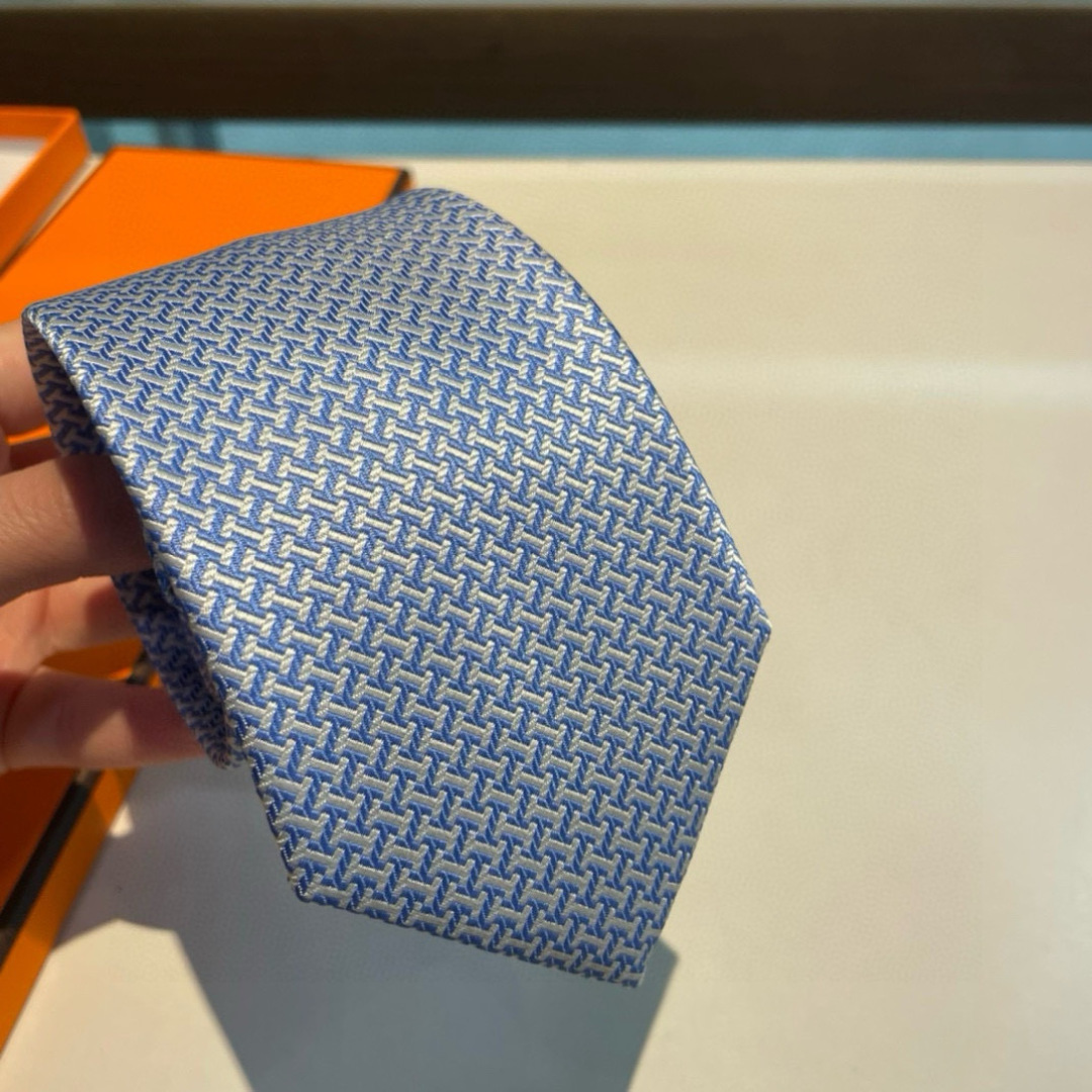 爱马仕H字母男士新款领带系列👔👔，让男士可以充分展示自己个性。100%顶级斜纹真丝手工定制‼