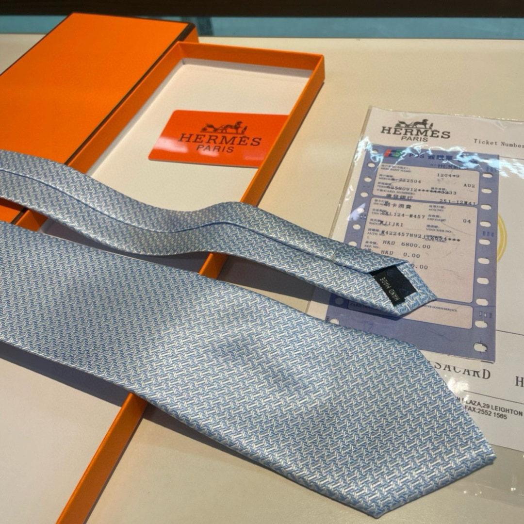 爱马仕H字母男士新款领带系列👔👔，让男士可以充分展示自己个性。100%顶级斜纹真丝手工定制‼