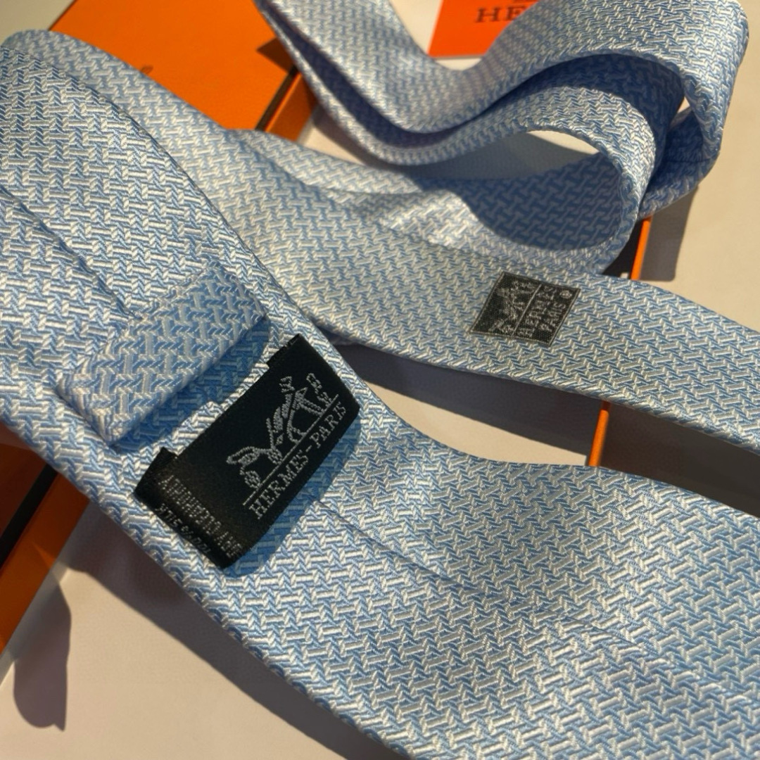 爱马仕H字母男士新款领带系列👔👔，让男士可以充分展示自己个性。100%顶级斜纹真丝手工定制‼