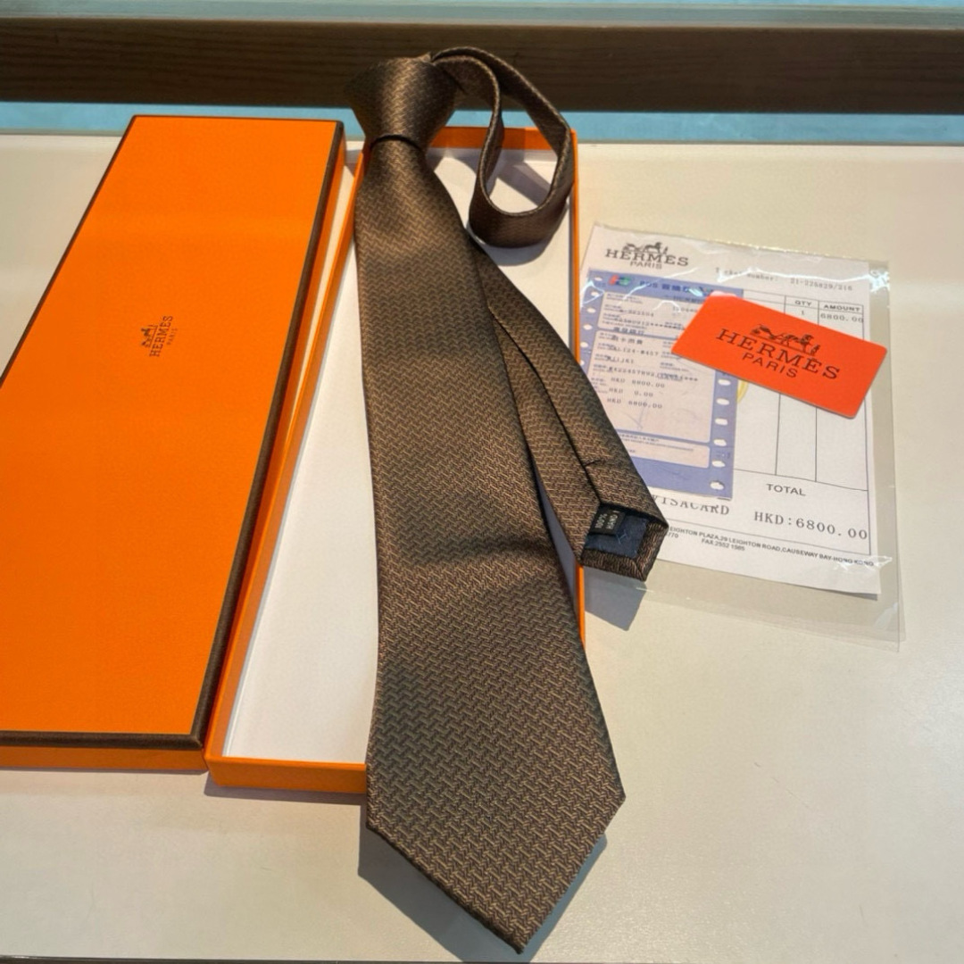 爱马仕H字母男士新款领带系列👔👔，让男士可以充分展示自己个性。100%顶级斜纹真丝手工定制‼