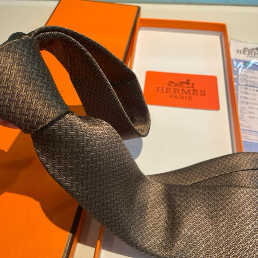 爱马仕H字母男士新款领带系列👔👔，让男士可以充分展示自己个性。100%顶级斜纹真丝手工定制‼
