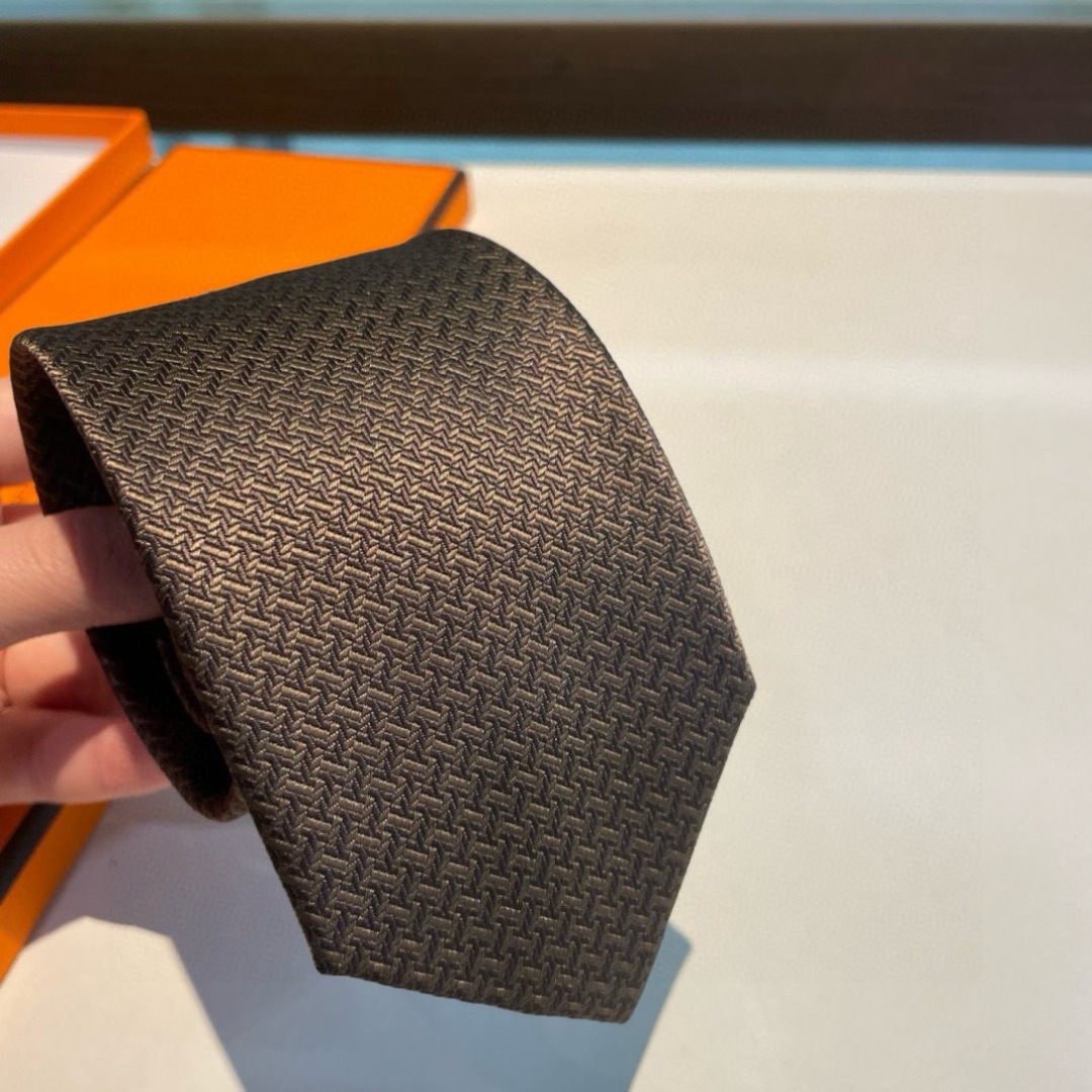 爱马仕H字母男士新款领带系列👔👔，让男士可以充分展示自己个性。100%顶级斜纹真丝手工定制‼