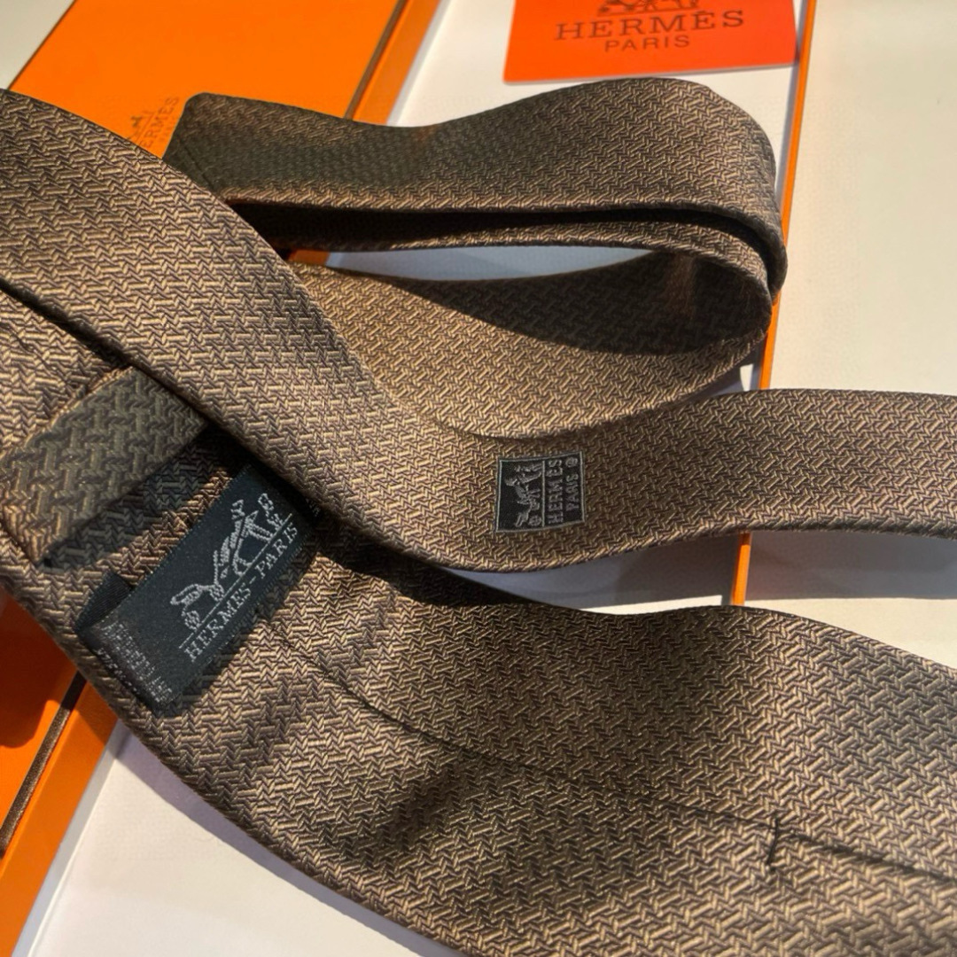 爱马仕H字母男士新款领带系列👔👔，让男士可以充分展示自己个性。100%顶级斜纹真丝手工定制‼