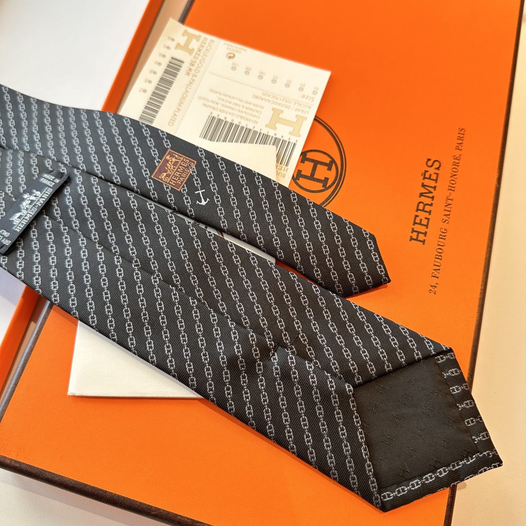 特 爱马仕最新款领带 “抛锚起航”领带手工缝制重磅真丝领带（100%桑蚕丝）。爱马仕领带是每位男士衣橱中