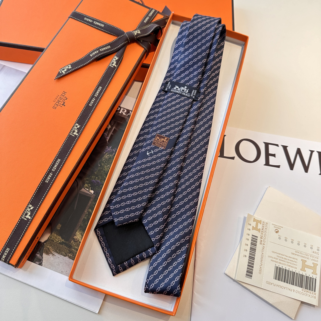 特 爱马仕最新款领带 “抛锚起航”领带手工缝制重磅真丝领带（100%桑蚕丝）。爱马仕领带是每位男士衣橱中