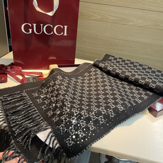 gucci新款满天星水钻围巾,宝子们今年CNY系列真的是杀疯了🧣 一整个被这波新年朱樱红戳中新年DNA红底➕巴西亮钻bl gucci新款满天星水钻围巾,宝子们今年CNY系列真的是杀疯了🧣 一整个被这波新年朱樱红戳中新年DNA红底➕巴西亮钻bl