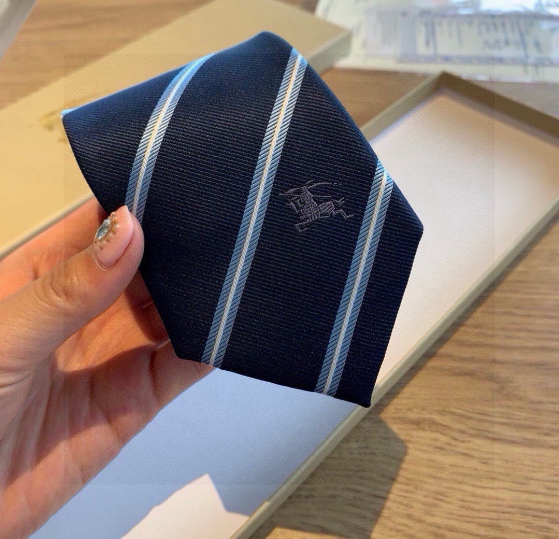 B家专柜同步领带出货啦‼️‼️巴宝莉新款👔👔，稀有😻😻展现精湛手工与时尚优雅的理想选择，这款采用B家最具